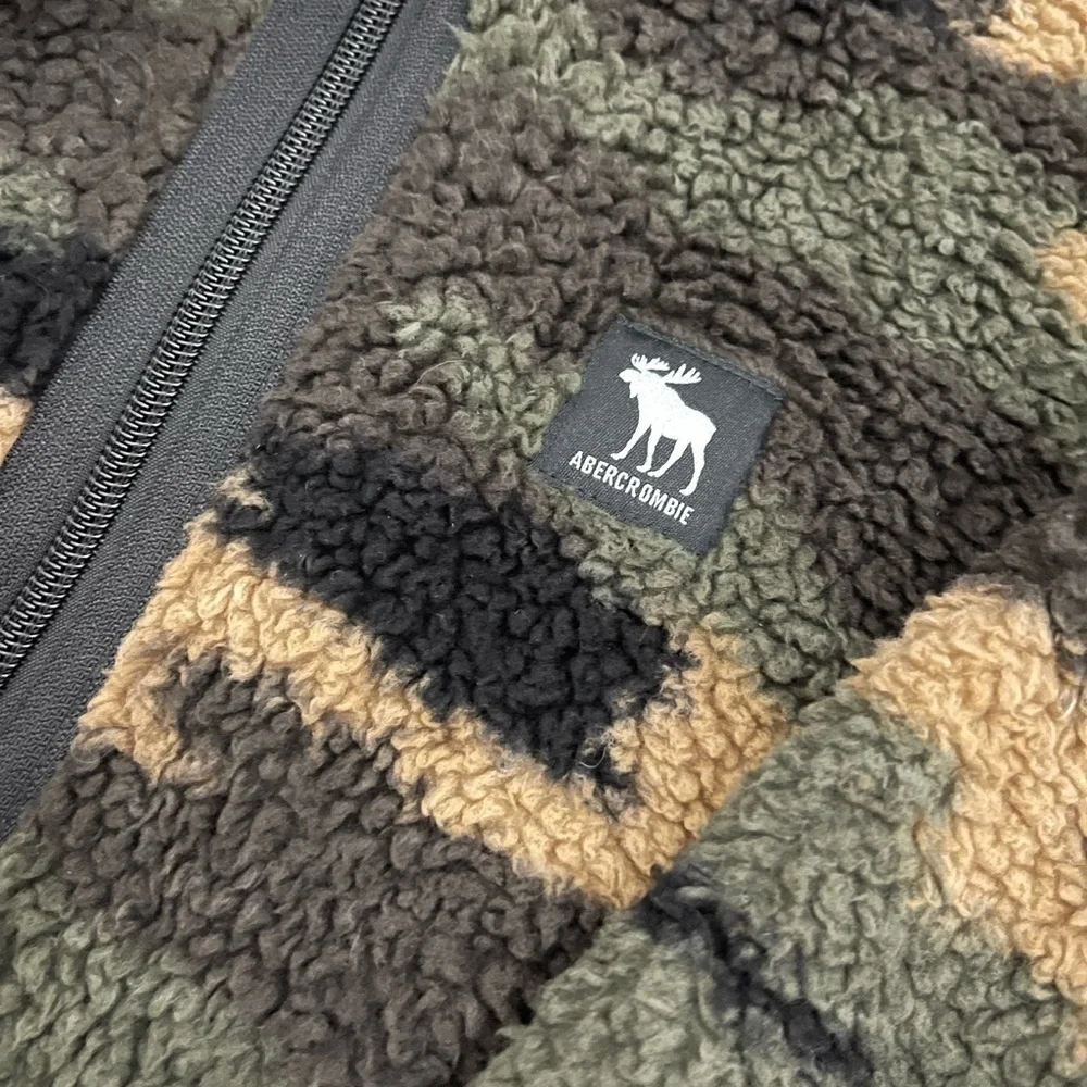Abercrombie Kids Boys Cozy Camouflage  Fleece Zip Front Hooded Jacket - Picture 2 of 7